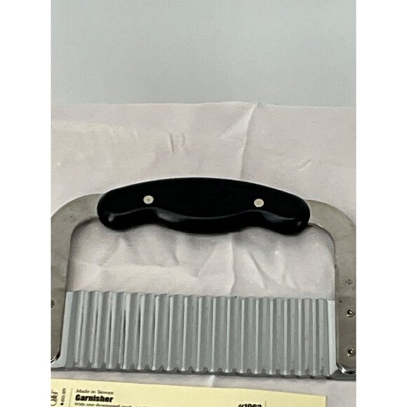 The Pampered Chef Crinkle Cutter Garnisher #1062 Stainless Steel & Plastic - Picture 4 of 5